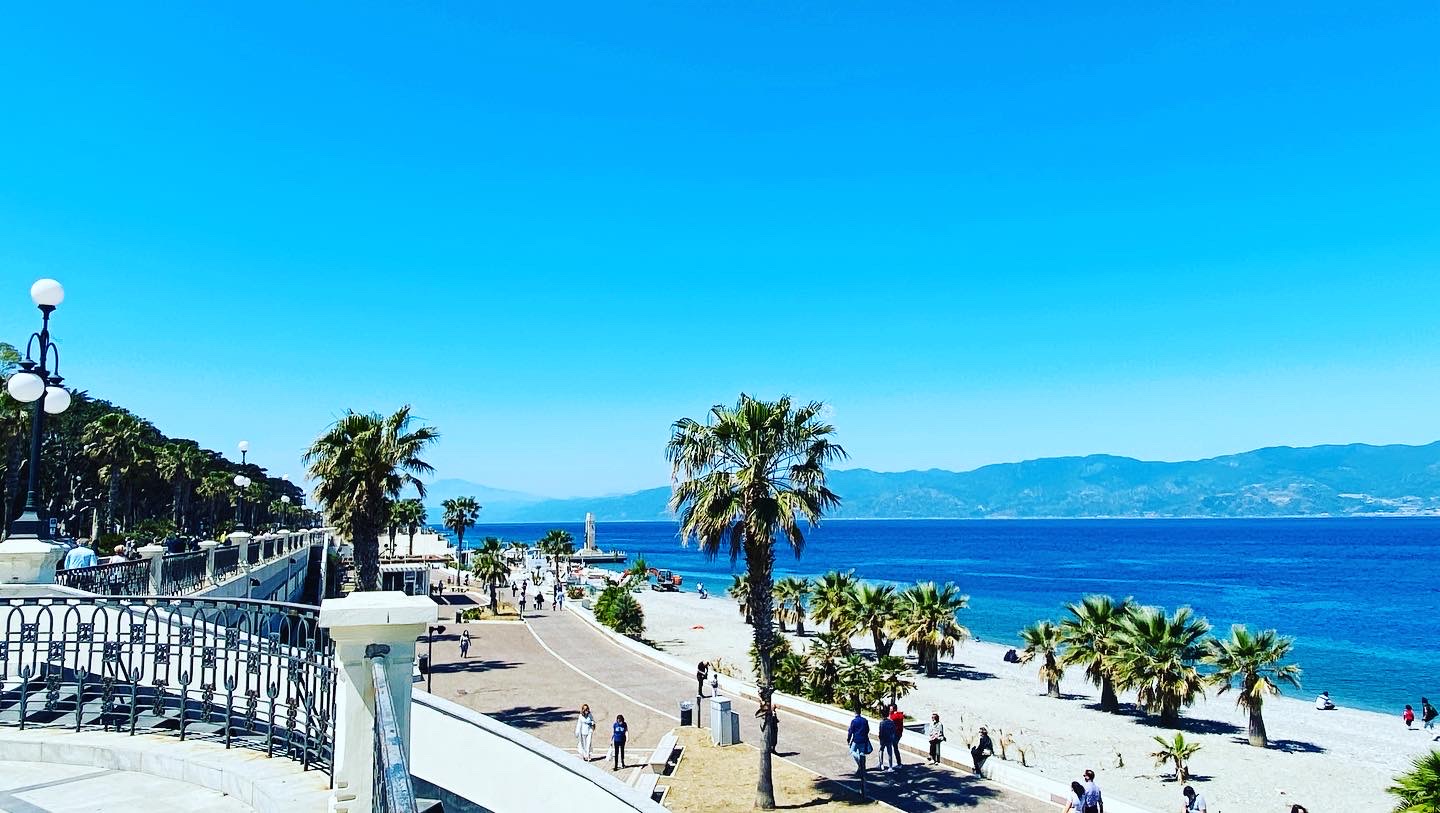 Il lungomare di Reggio Calabria e lo Stretto, con la costa siciliana sullo sfondo