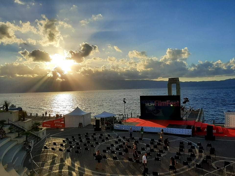 Il palco del Reggio Calabria Film Fest all'Arena dello Stretto al tramonto