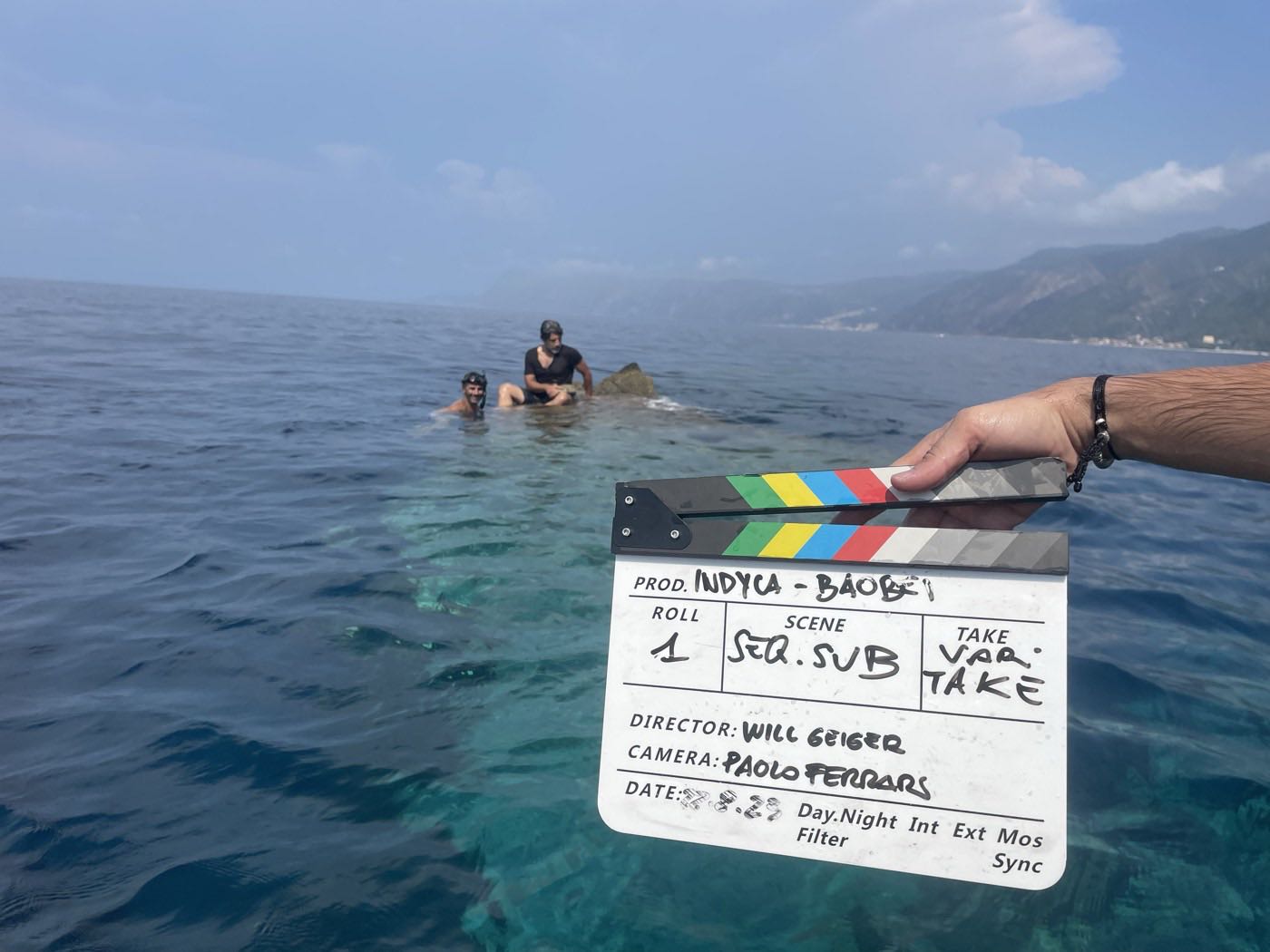 Ciak in mare durante le riprese di Spiaggia di Vetro