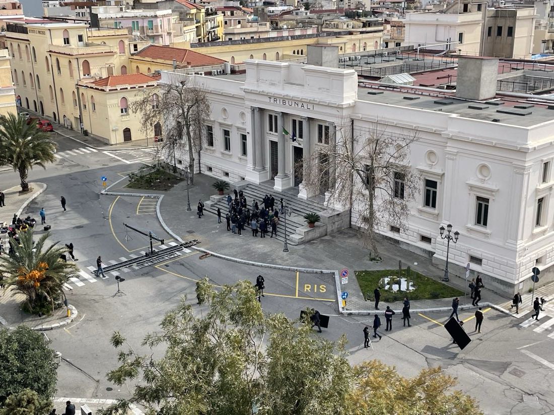 Set allestito davanti al Tribunale di Reggio Calabria per The Good Mothers